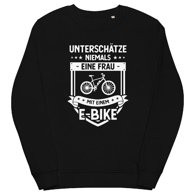 Unterschatze Niemals Eine Frau Mit Einem E-Bike - Unisex Premium Organic Sweatshirt Hoodie with Drawstrings